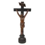 Kleines Standkreuz, Saarland/Lothringen um 1830/40, Holz geschnitzt, gebeizt u. gelackt, H: 37,5 cm,