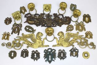 Konvolut Historismus Eisen- bzw. Bronzebeschläge, oft mit Resten von Vergoldung, bestehend aus: 3