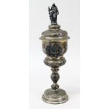 Silberner Historismus-Deckelpokal mit Äskulap-Figur, deutsch um 1865, Fuß, Deckel und ein Nodus