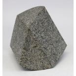 Tschentscher, Friedhlem (geb. 1936 Hofgeisma), "SK I", 1992, geometrische Skulptur aus Granit,