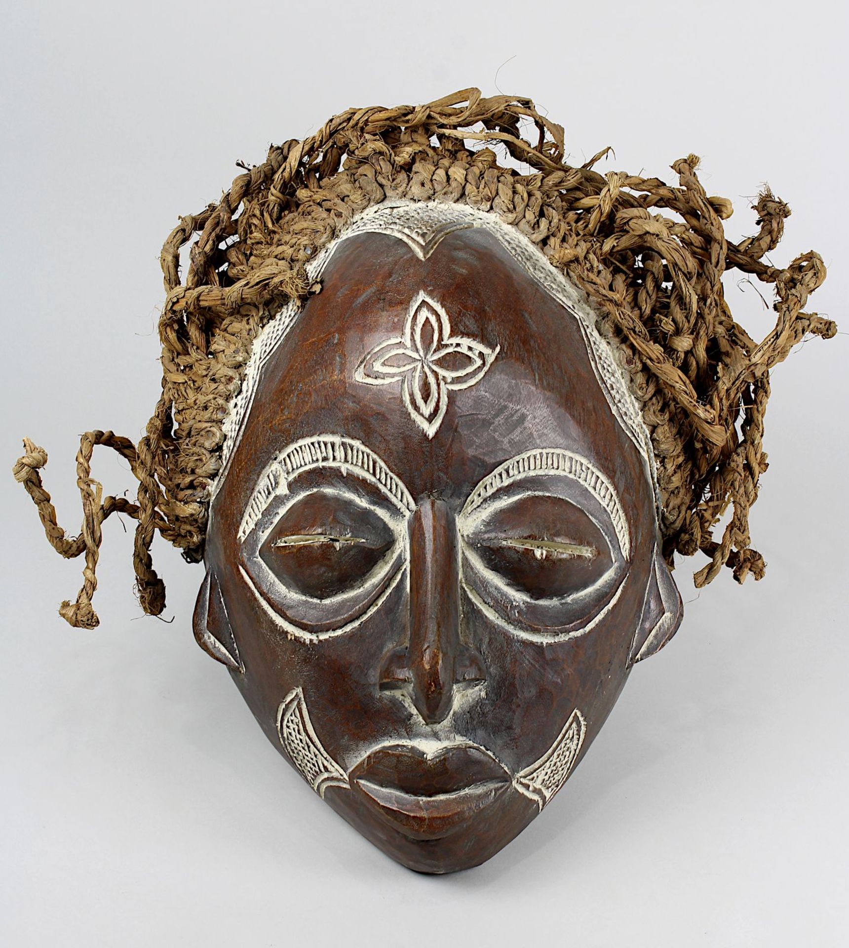 Dekorative Maske der Chokwe, Angola, Holz geschnitzt und rötlich gefärbt, rundliches Frauengesicht