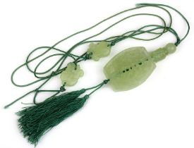 Jade-Anhänger in Form einer Snuffbottle, China Mitte 20. Jh., durchbrochen gearbeitete Platte aus