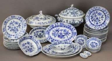 Speiseservice, Meissen 2. H. 20. Jh., Dekor Zwiebelmuster, bestehend aus: 9 Speiseteller (D 25 cm,