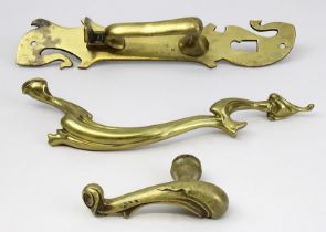 Drei Jugendstil-Türgriffe aus Messing, L 10 cm, 24,3 cm u. 26,5 cm, davon ein rankenförmiger Griff