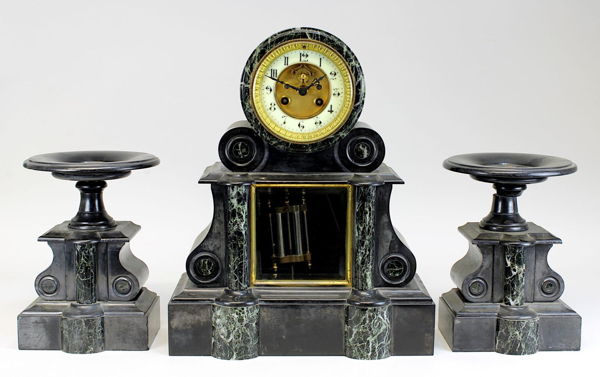 Marmor-Pendule mit 2 Beistellern, Frankreich um 1870, Gehäuse aus schwarzem Stein mit