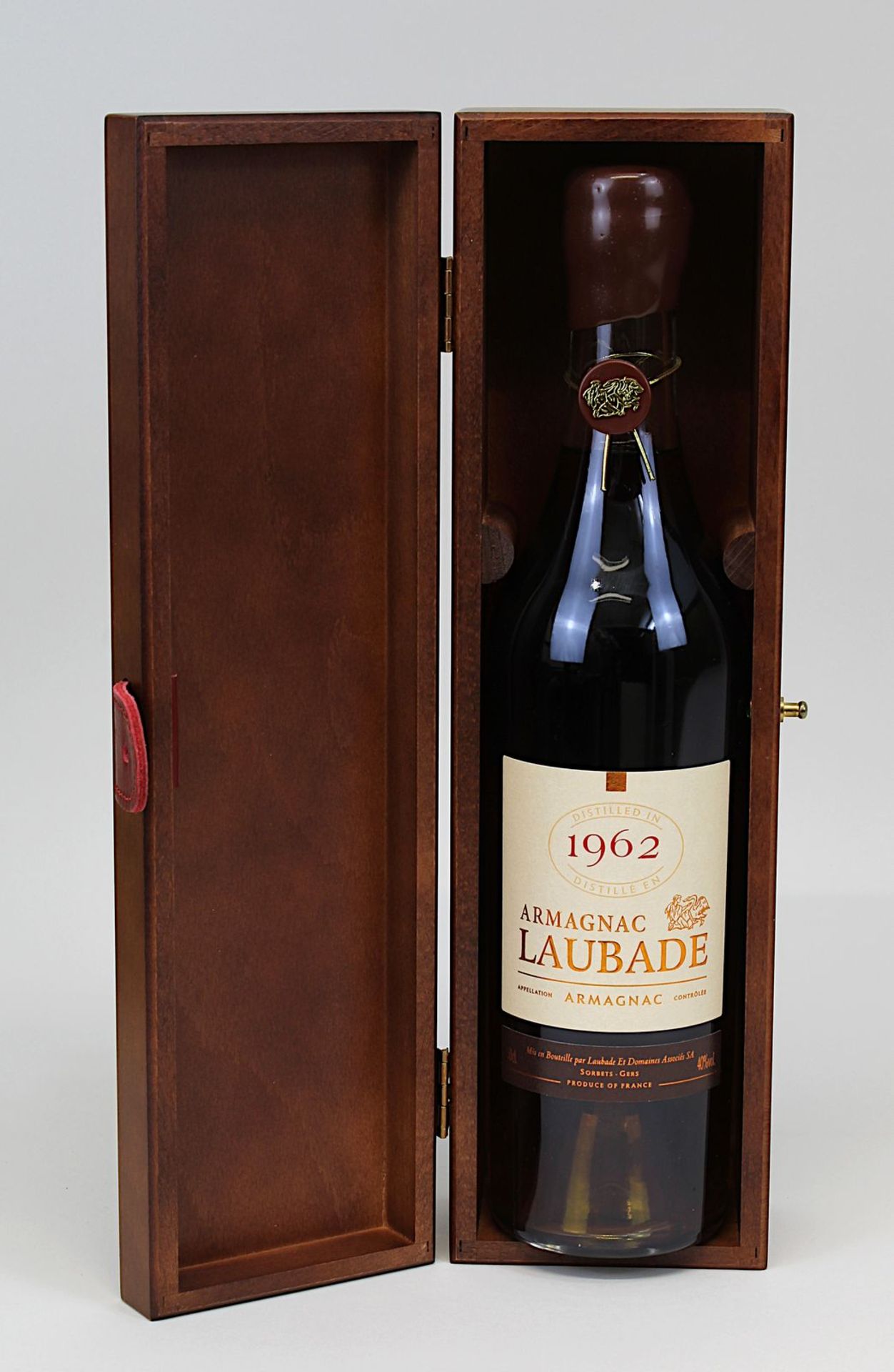 Eine Flasche 1962er Armagnac Laubade, Sorberts - Gers., 0,5 L., in org. Holzkasten, gute Füllhöhe,