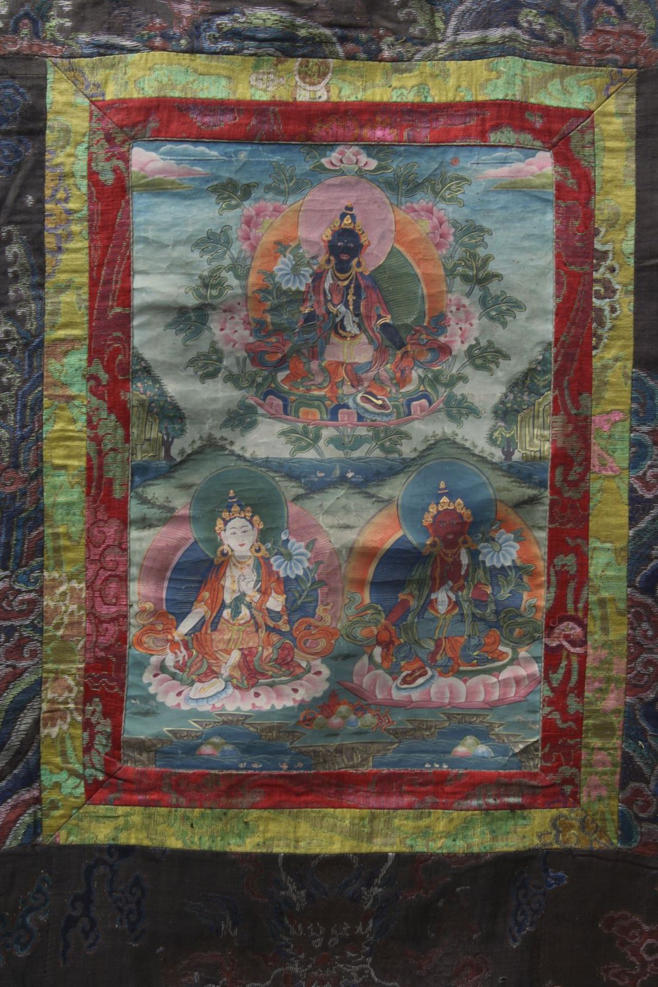 Thangka mit 3 Taras, Tibet 19. Jh., oben mittig die Grüne Tara, darunter links und rechts die Rote - Image 2 of 2