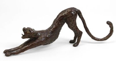 Greig, Donald (1916 - 2009), Sich streckender Gepard, Bronze mit schöner brauner Patina, seitlich