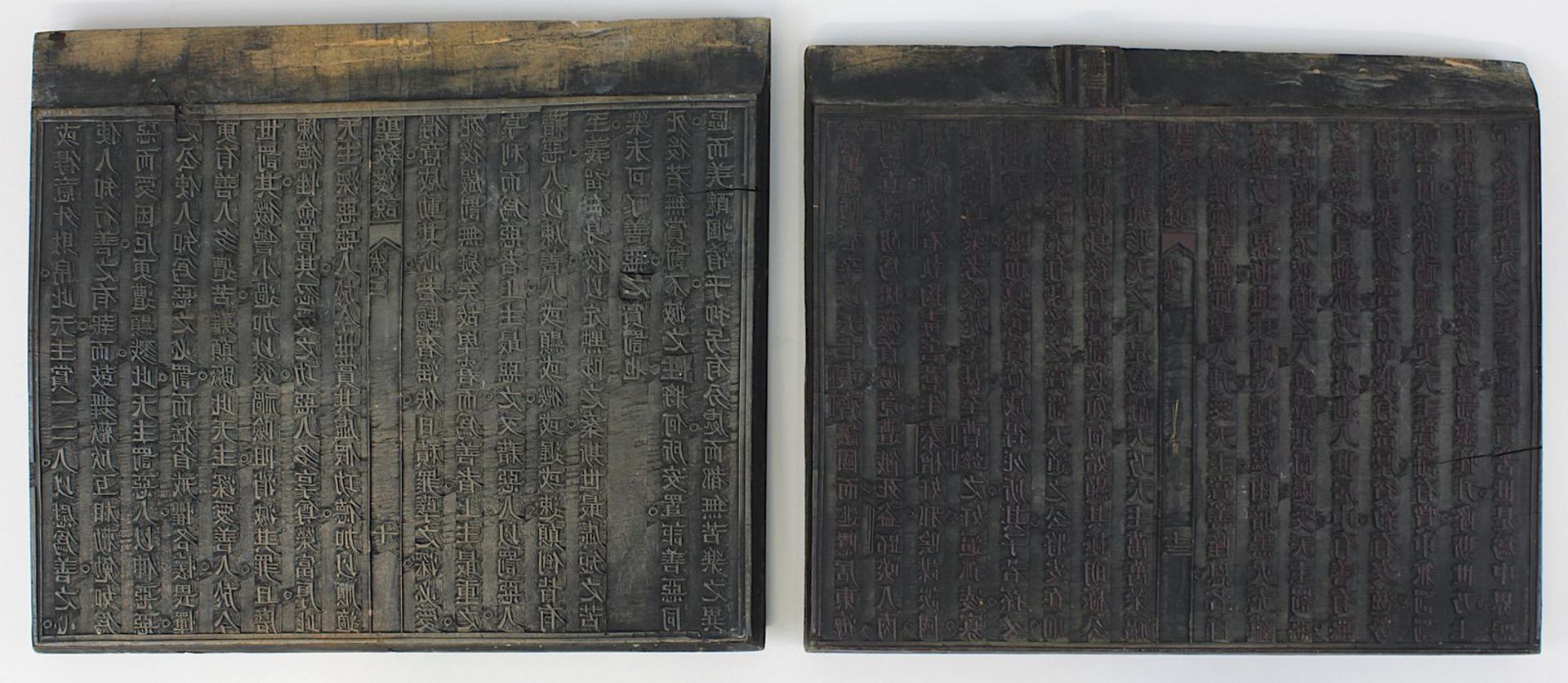 2 Druckplatten aus Holz, jew. beidseitig mit chinesischen Schriftzügen, jew. ca. 17,5 x 21,5 cm, - Bild 2 aus 2
