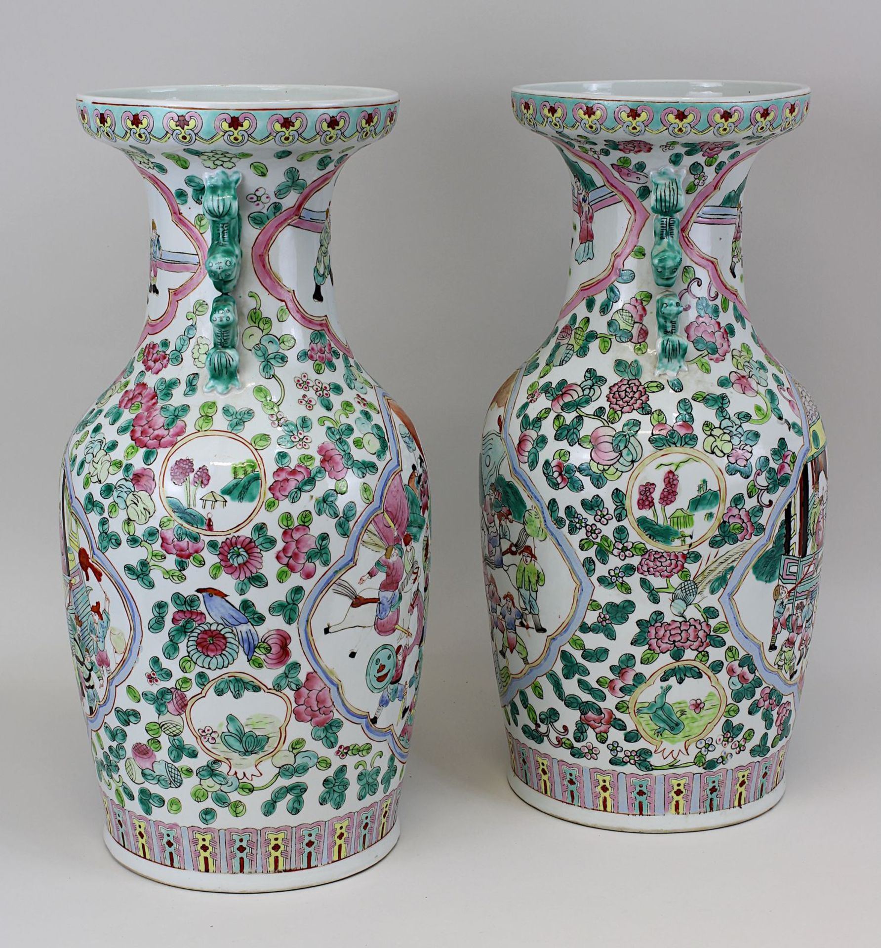 Paar chinesische Vasen, famille verte, Republikzeit, jeweils Porzellan weißer Scherben, auf und - Image 2 of 4