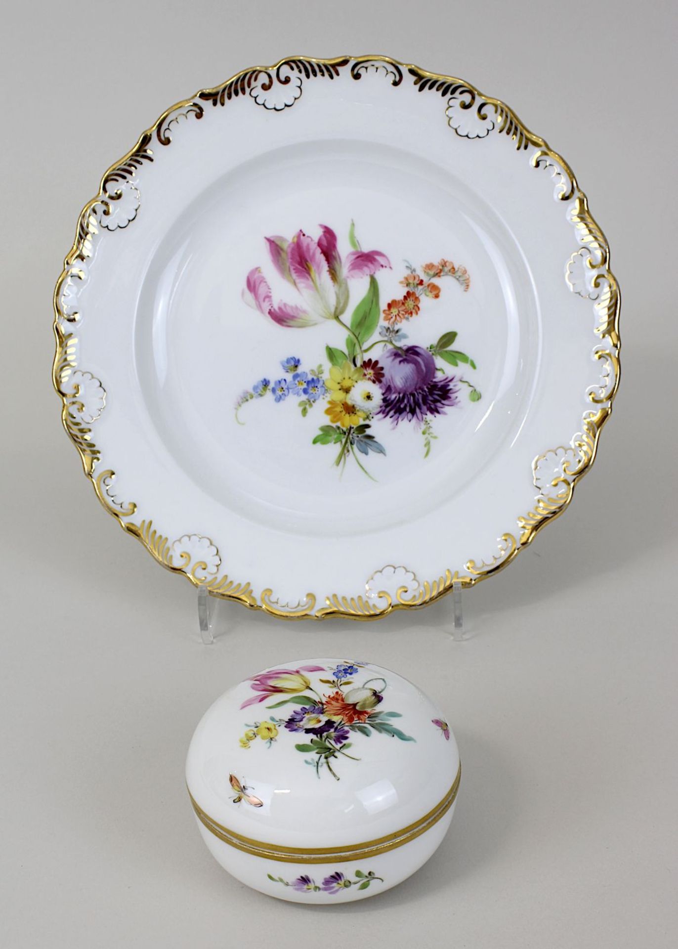 2 Teile Meissen, 2. H. 20. Jh., farbig u. gold staffiert, Blumendekor, runde Deckeldose, H 4,5 cm, D