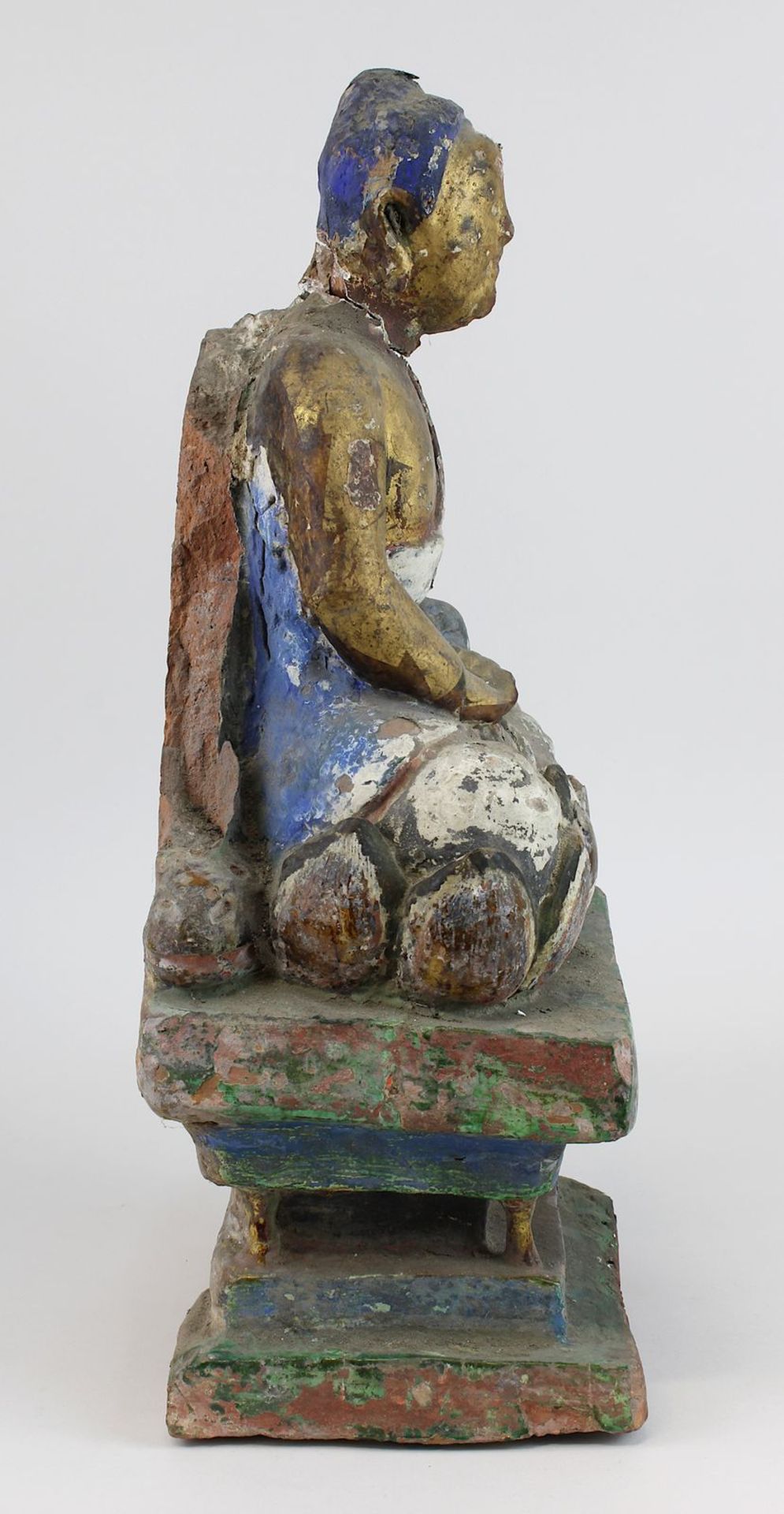 Buddhistische Votiv-Stele aus Keramik, wohl China 18. Jh., Buddha auf dem Lotusthron sitzend, auf - Bild 2 aus 5
