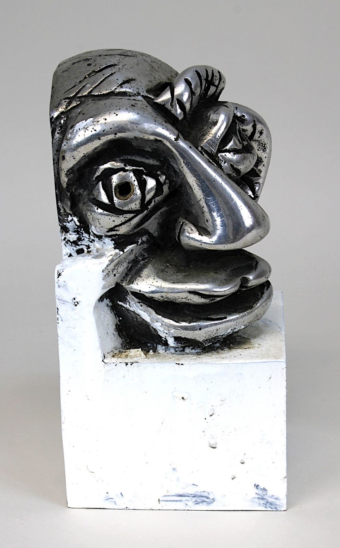 Zeitgenössischer Künstler, 2. H. 20. Jh., Kopf auf viereckigem Podest, Metallguss, partiell weiß - Bild 5 aus 5