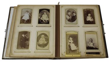 Privates dt. Fotoalbum Ende 19. Jh., versch. Portraitfotos von Kleinkindern u. Erwachsenen, teils