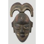 Maske, wohl Côte d'Ivoire, aus schwerem Holz geschnitzt und mit krustigem Überzug, Details mit