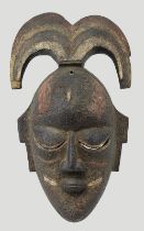 Maske, wohl Côte d'Ivoire, aus schwerem Holz geschnitzt und mit krustigem Überzug, Details mit