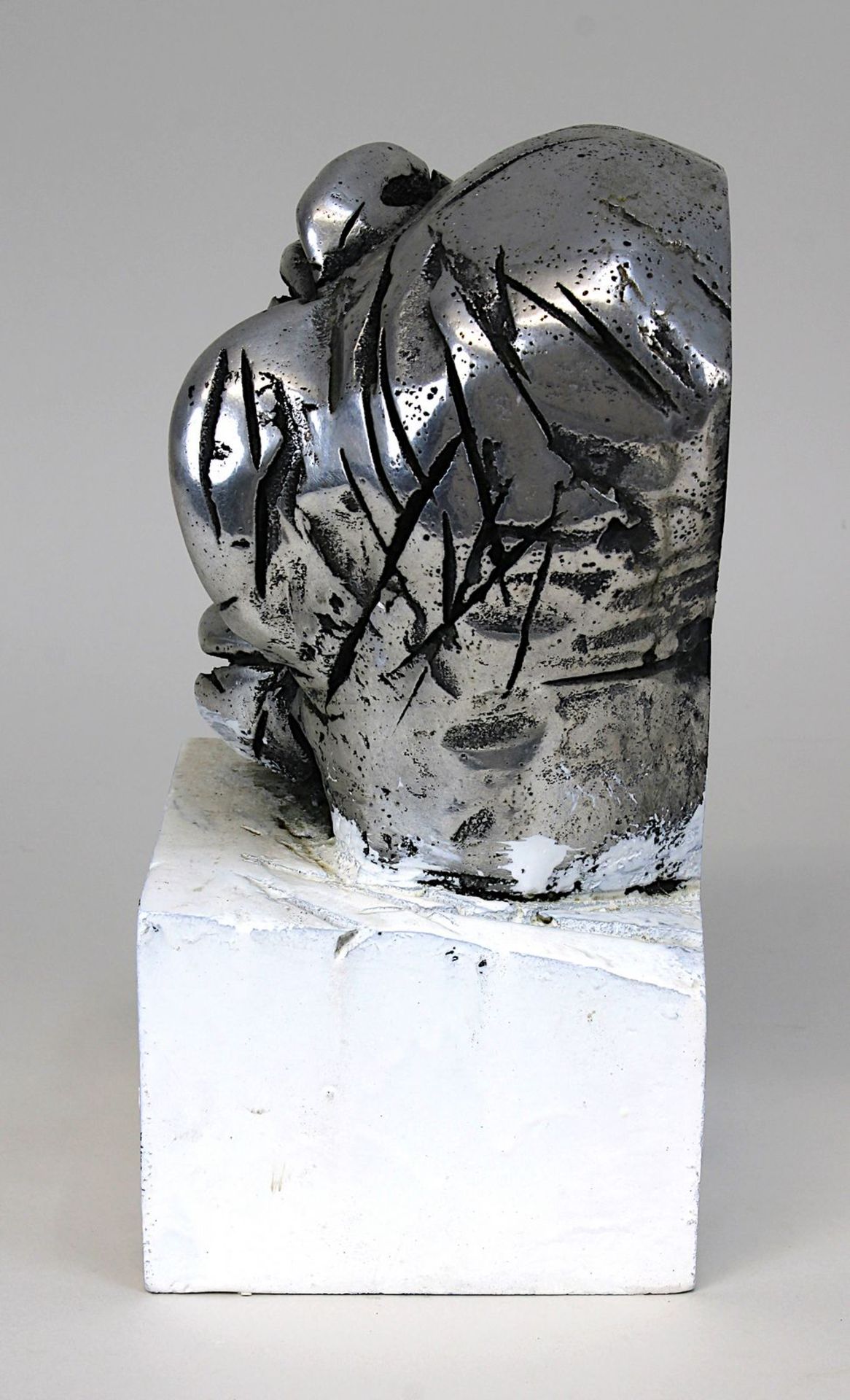 Zeitgenössischer Künstler, 2. H. 20. Jh., Kopf auf viereckigem Podest, Metallguss, partiell weiß - Bild 3 aus 5