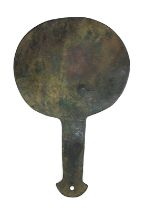 Antiker Bronzespiegel, wohl Japan, wohl  Bodenfund, flacher Handspiegel in einem Stück gegossen,