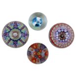 4 Murano-Briefbeschwerer, Italien 2. H. 20. Jh., davon 3 Paperweights in Millefiori-Technik, D von