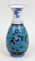 Chinesische Porzellanvase mit Cloisonnéwandung, China 19. Jh., Porzellan weißer Scherben, glasiert