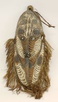 Maske vom Sepik, Papua-Neuguinea, Holz geschnitzt, partiell dunkel und mit weißem Pigment sowie