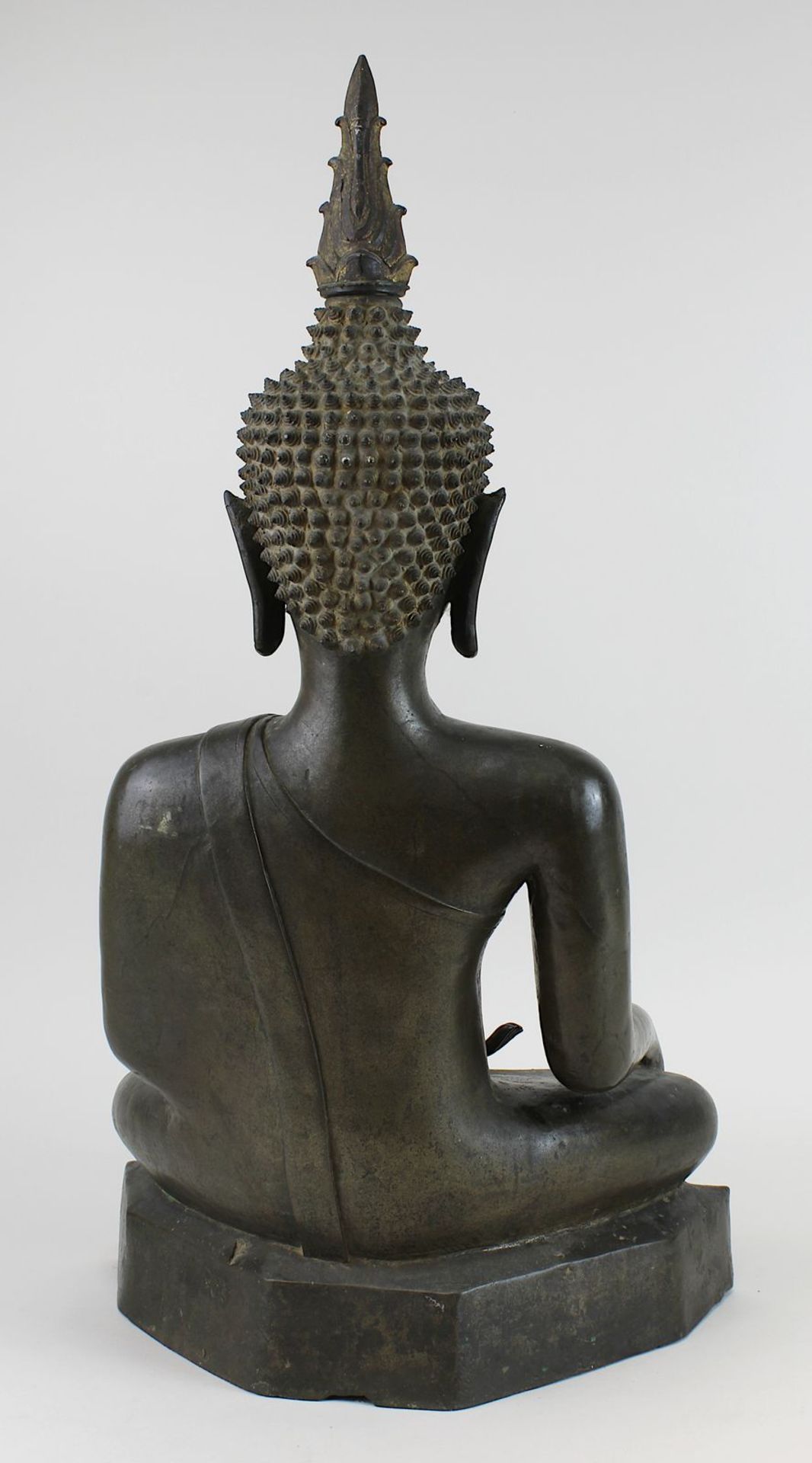 Großer Bronze-Buddha, Siam wohl um 1800, Buddha in Meditationshaltung auf glattem mehreckigem Sockel - Bild 3 aus 6