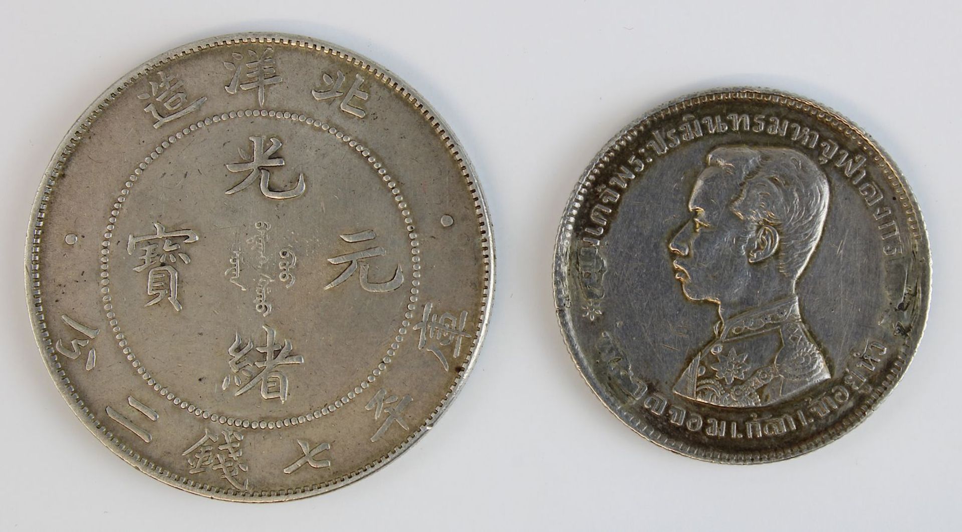Zwei Silbermünzen, China und Thailand, Anfang 20. Jh.: Münze zu 1 Dollar, China Chihli Pei Yang, - Bild 2 aus 2