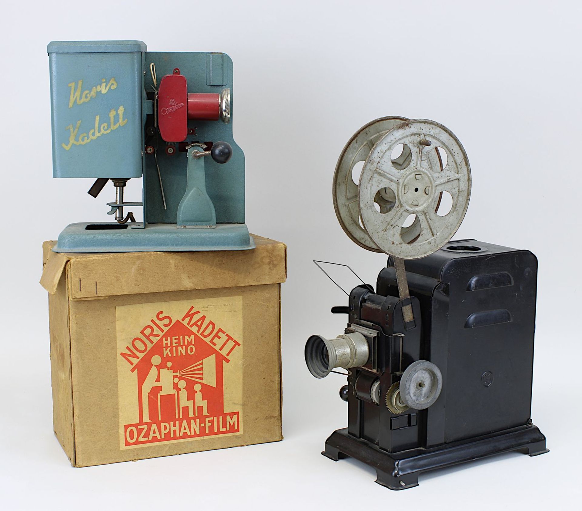 2 Filmprojektoren, 1930er Jahre, Noris Kadett Ozaphan - Projektor, im Original-Karton, mehrteilige