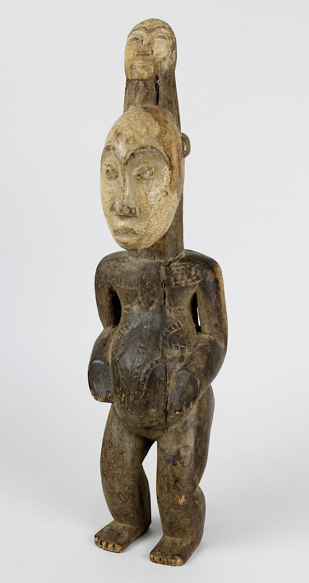 Dekorative afrikanische Fetischfigur, Holz geschnitzt, stehende Figur mit leicht gebeugten Beinen