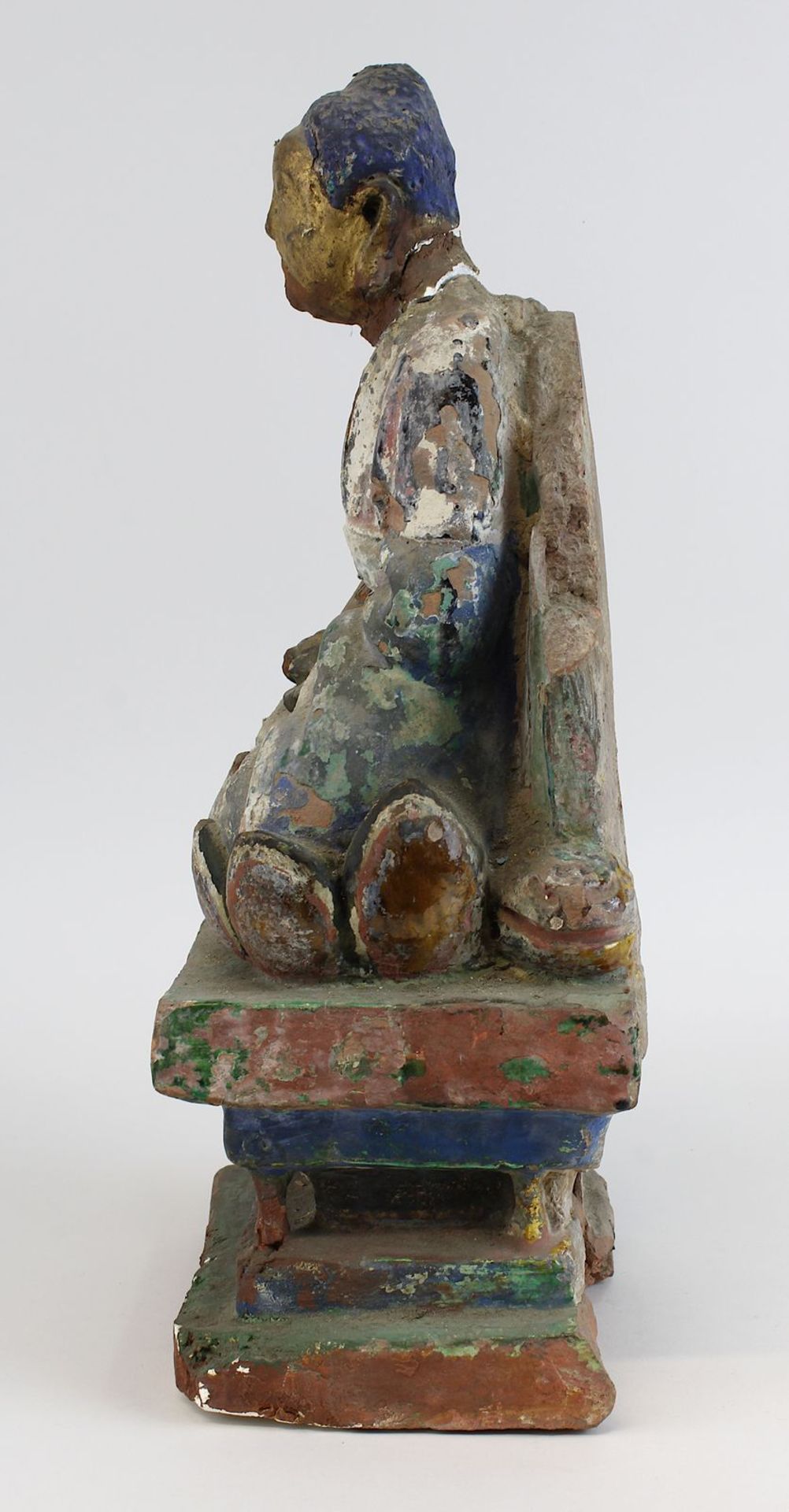 Buddhistische Votiv-Stele aus Keramik, wohl China 18. Jh., Buddha auf dem Lotusthron sitzend, auf - Bild 4 aus 5