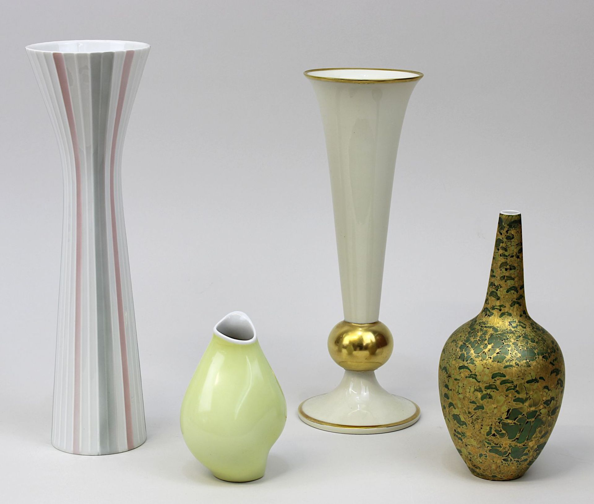 Vier Vasen Rosenthal-Porzellan, M. bis 2. H. 20. Jh., teils farbig, teils gold staffiert, H: zw.