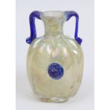 Glasvase nach antikem Vorbild, in Form geblasen, dickes Glas mit 2 angesetzten blauen Henkeln und