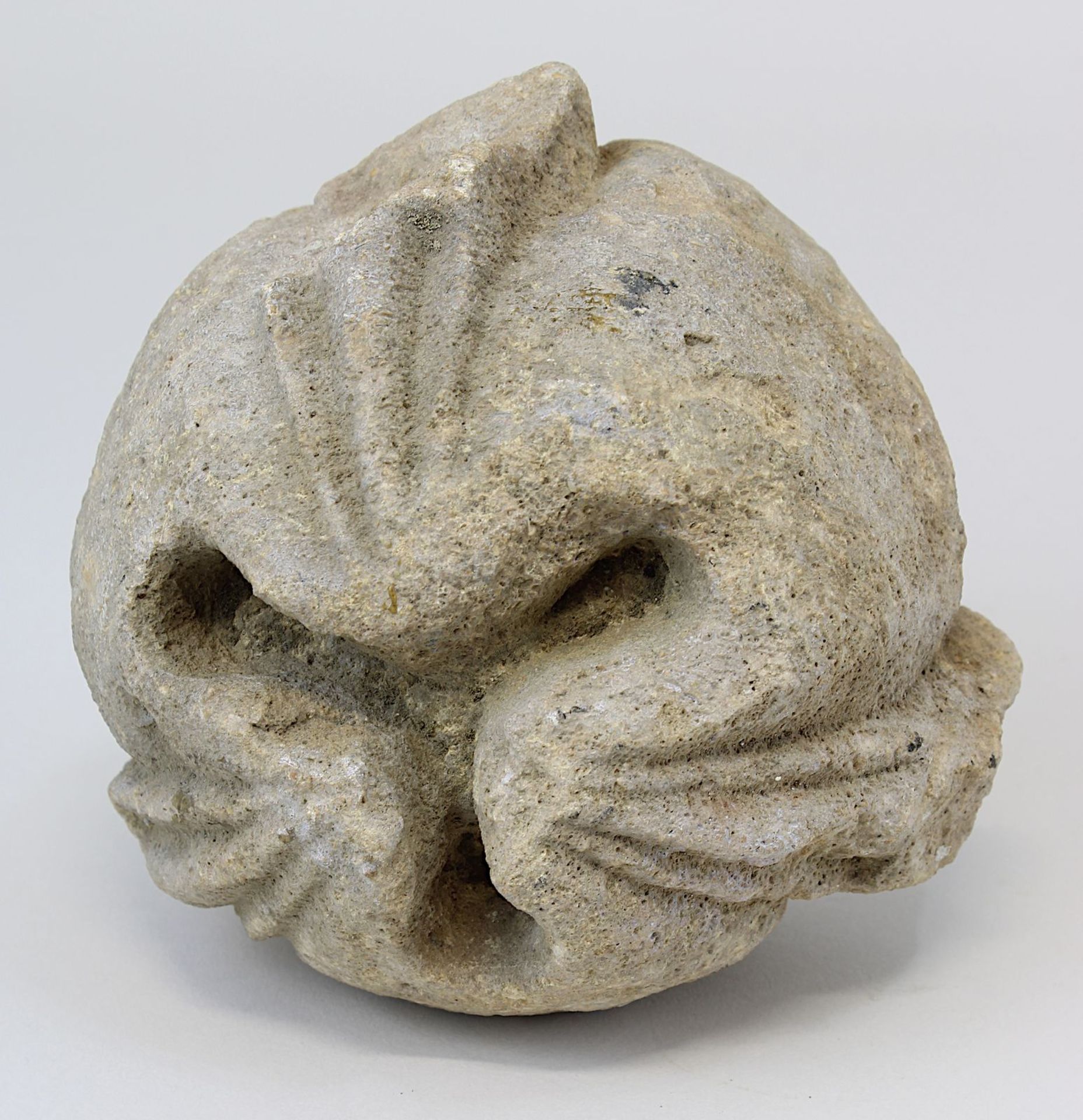 Kugeliges Zierelement aus hellgelbem Sandstein, wohl Abschlussbekrönung eines mittelalterlichen - Bild 2 aus 3