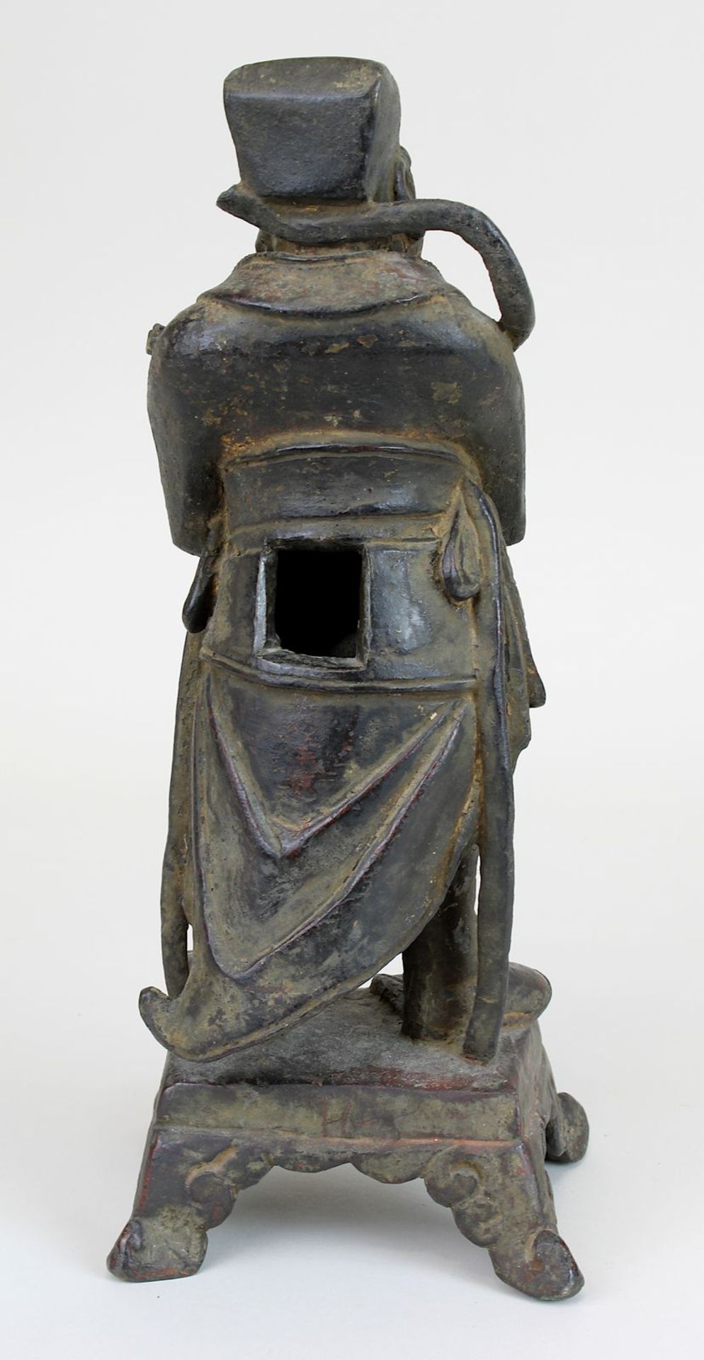 Kriegerfigur wohl des Zhen Wu, Bronze mit Resten von Vergoldung, China 17./18. Jh., stehend auf - Bild 3 aus 5