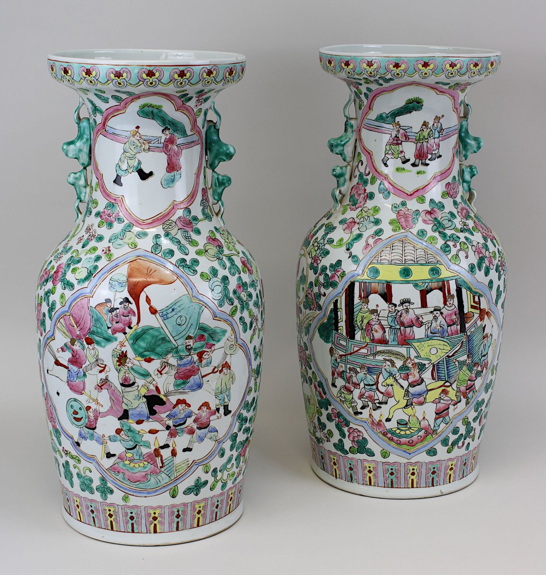 Paar chinesische Vasen, famille verte, Republikzeit, jeweils Porzellan weißer Scherben, auf und - Bild 3 aus 4