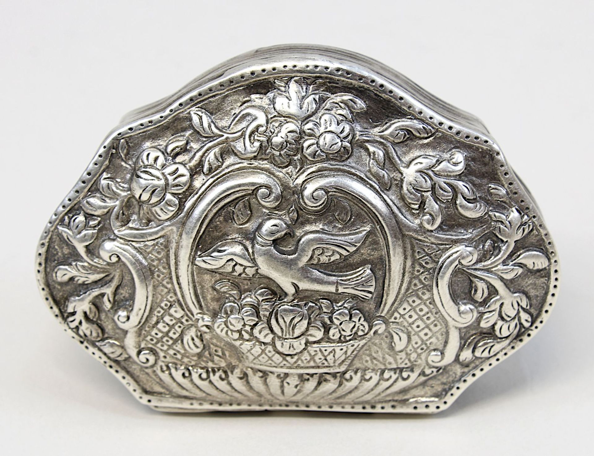 Silberdose mit Vogel- und Schiffsmotiv, geschweifte Form mit anscharniertem Deckel, getriebener - Image 2 of 3