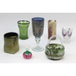 7 dekorative Glasgefäße, 2. H. 20. Jh.: Michael Harris, Studioglas-Pokal, Kuppa mit Silber- und