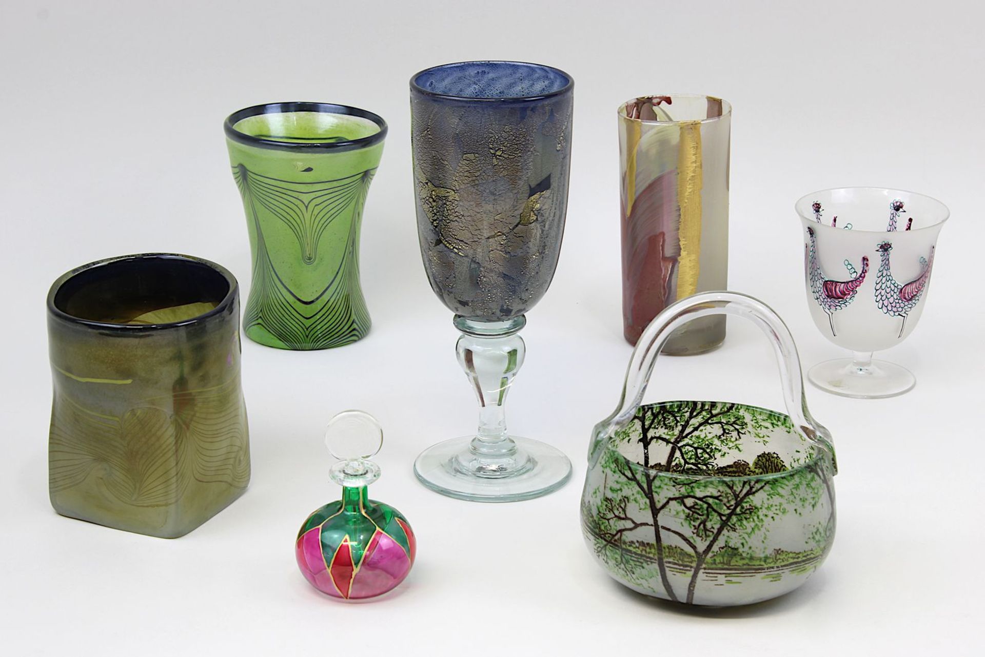 7 dekorative Glasgefäße, 2. H. 20. Jh.: Michael Harris, Studioglas-Pokal, Kuppa mit Silber- und