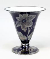 Rosenthal Art-Déco-Vase mit Silber-Overlay, deutsch 1930er Jahre, Porzellan leicht cremefarbener