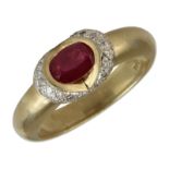 Gelbgold-Damenring mit Rubin und Diamanten, gestempelt 585, Ringkopf besetzt mit 1 ovalem Rubin, ca.