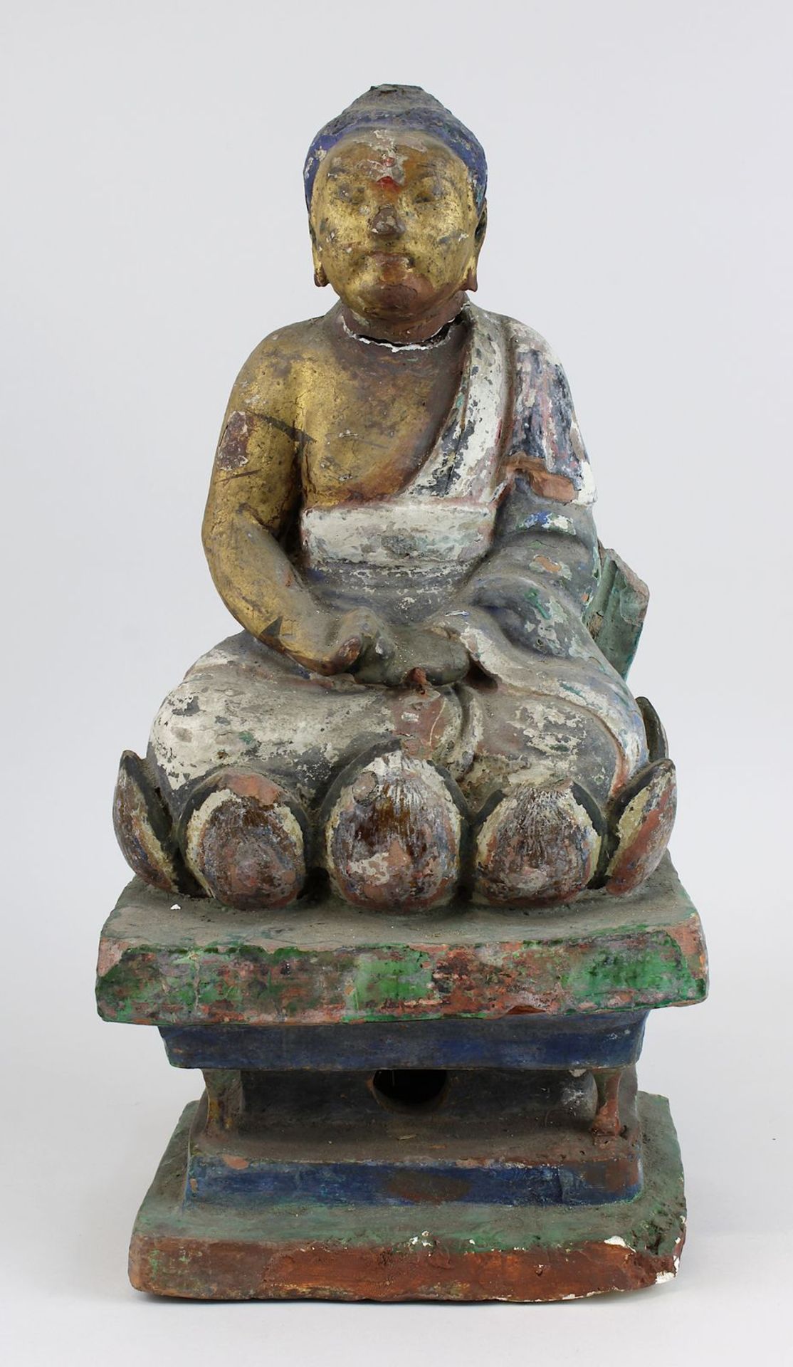 Buddhistische Votiv-Stele aus Keramik, wohl China 18. Jh., Buddha auf dem Lotusthron sitzend, auf