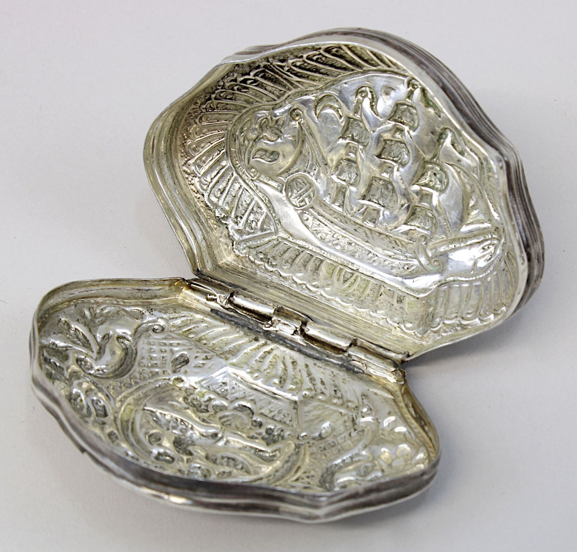 Silberdose mit Vogel- und Schiffsmotiv, geschweifte Form mit anscharniertem Deckel, getriebener - Image 3 of 3