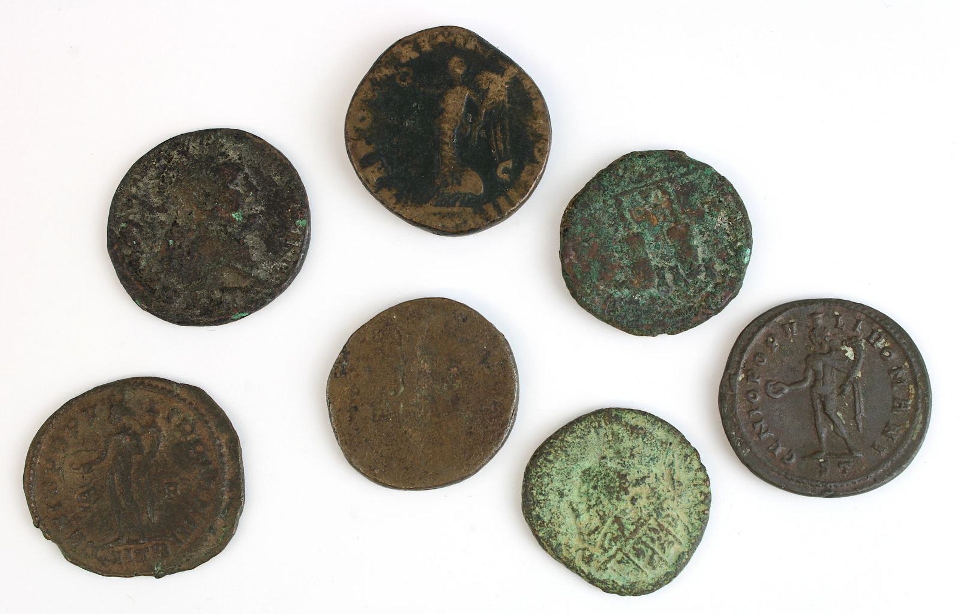 7 römische Follis-Bronzemünzen, unterschiedlicher Erhaltungszustand, darunter 2 Münzen Maximianus ( - Bild 2 aus 2