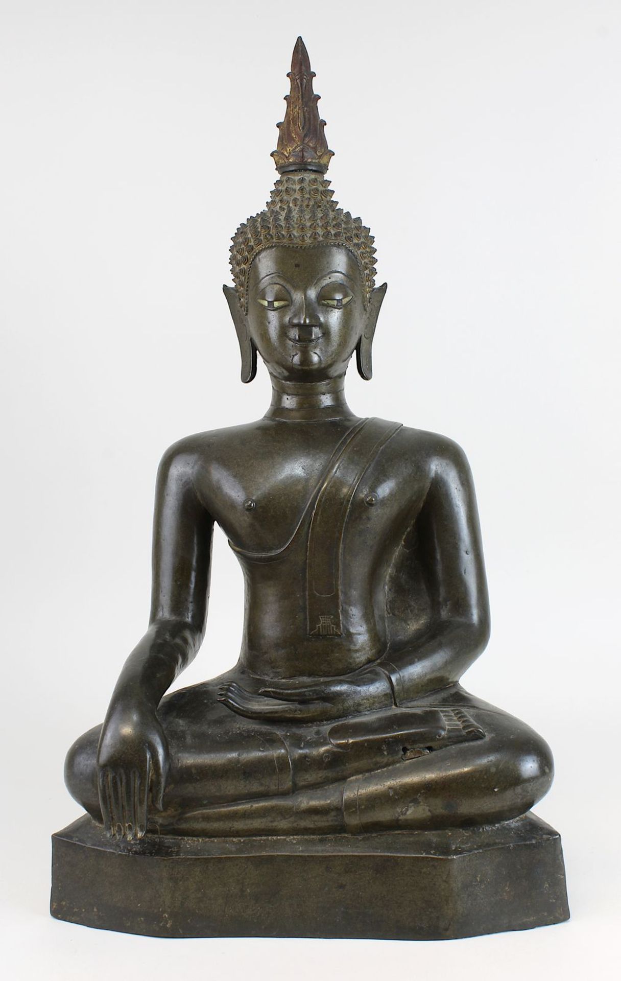 Großer Bronze-Buddha, Siam wohl um 1800, Buddha in Meditationshaltung auf glattem mehreckigem Sockel