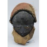 Maske "mbuya", Pende, D. R. Kongo, helles Holz geschnitzt und Gesicht dunkel gefärbt, weibliche
