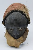 Maske "mbuya", Pende, D. R. Kongo, helles Holz geschnitzt und Gesicht dunkel gefärbt, weibliche