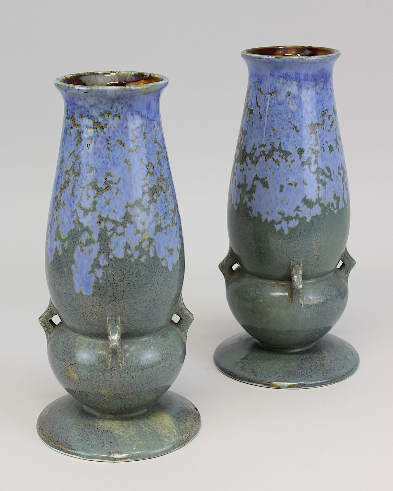 Paar Septfontaines Art-Déco Keramikvasen, um 1920, heller Scherben, Außenwandung mit grün-blauer
