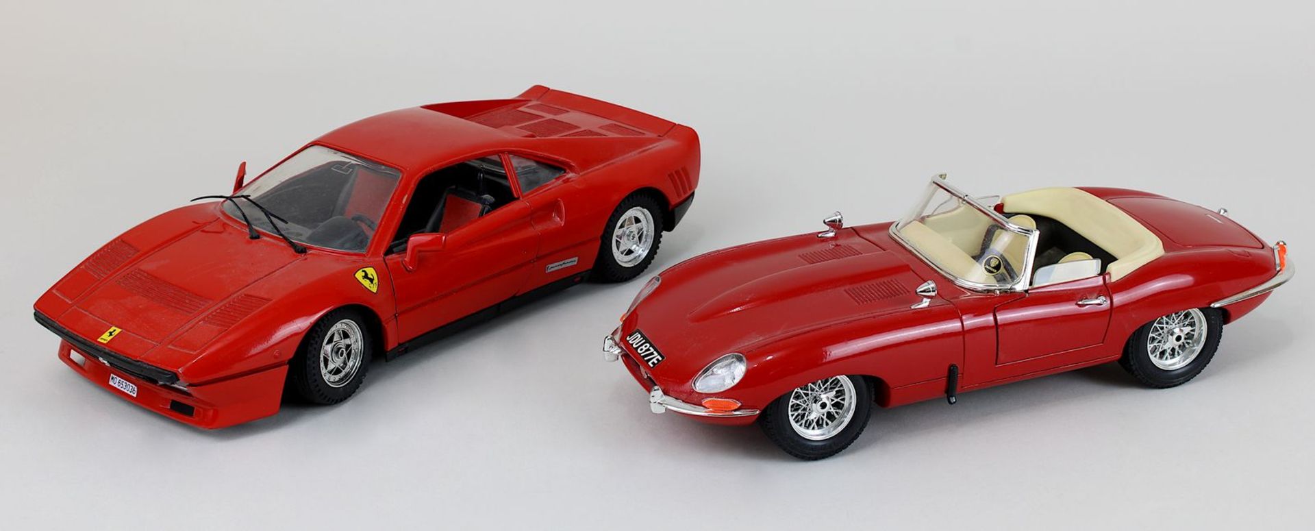 Zwei Modellautos, Italien, Burago Jaguar "E" 1961, gem. "3016 3018", Maße 1 : 18, Tonka Polistil