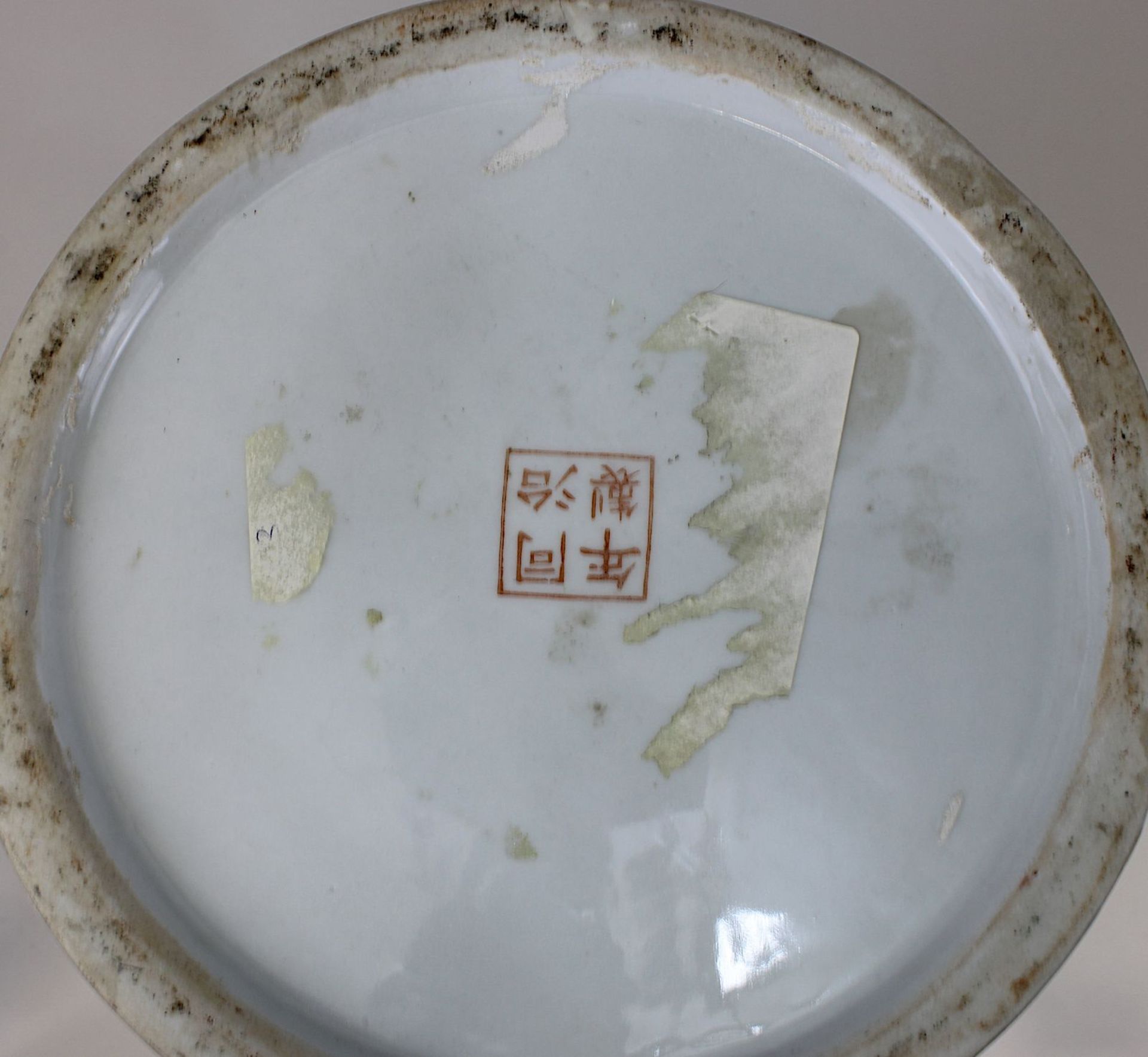 Paar chinesische Vasen, famille verte, Republikzeit, jeweils Porzellan weißer Scherben, auf und - Image 4 of 4