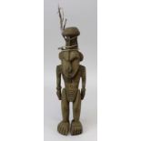 Stehende männliche Figur mit hohem Kopfputz, Sepik, Papua-Neuguinea, Holz geschnitzt, Figur mit